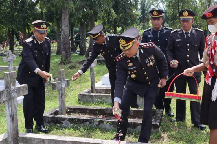 Peringati Hari Pahlawan, Kapolres Pematangsiantar Ziarah ke TPU