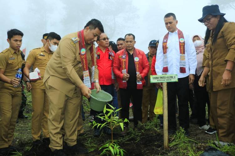 Vandiko Gultom Hadiri Penanaman 10.000 Pohon di Objek Wisata Togaraja