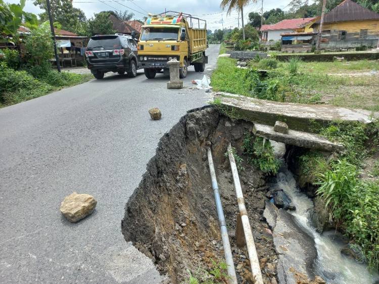 Jalan Jurusan Siantar-Sidamanik Terancam Putus