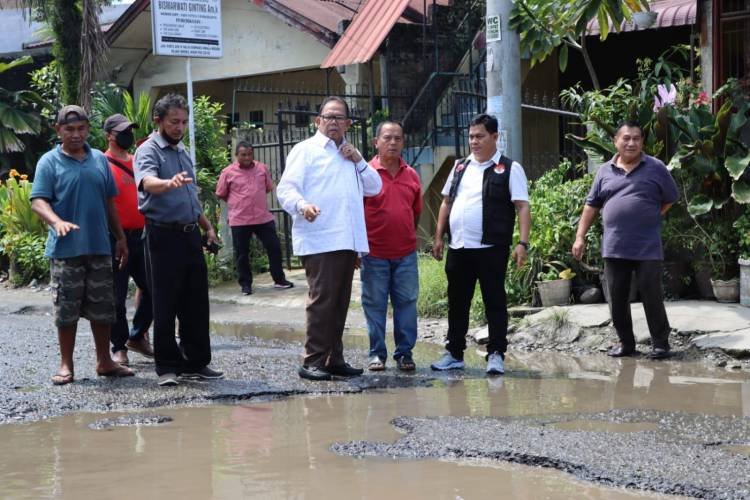 Masyarakat “Giring” Ketua DPRD SU Tinjau Jalan Pintu Air IV Pasar Inpres Kwala Bekala yang “Babak-belur”