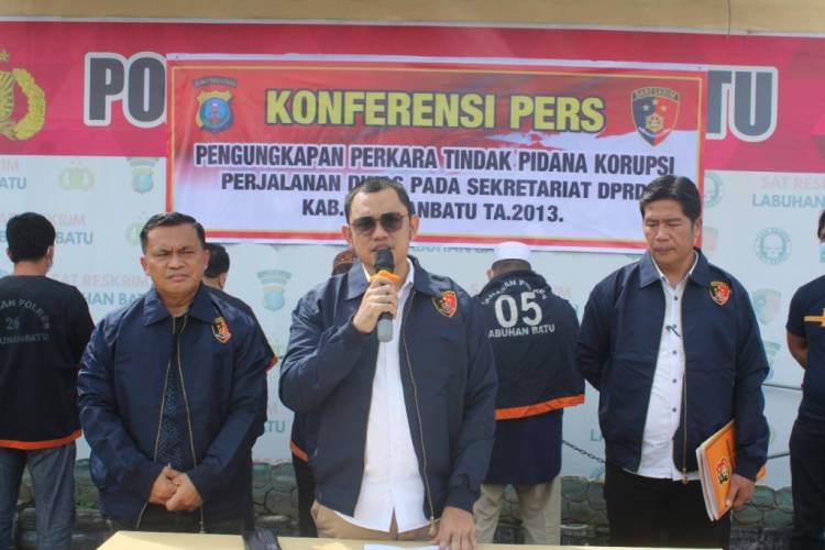 Polres Labuhanbatu Tahan Lima Tersangka Dugaan Korupsi Uang Perjalanan Dinas DPRD