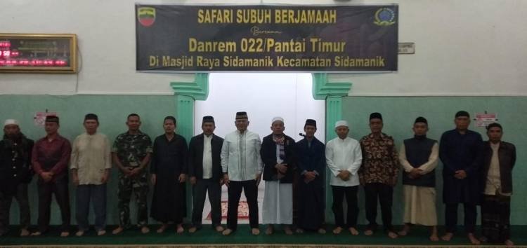 Danrem 022/PT Safari Shalat Subuh Bersama Masyarakat di Masjid Raya Nurul Islam Sidamanik