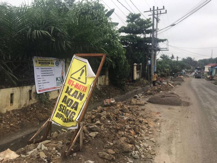 Material Dibiarkan Menumpuk, Proyek Drainase di Jalan Kalapane Kotapinang Buat Kesal Warga