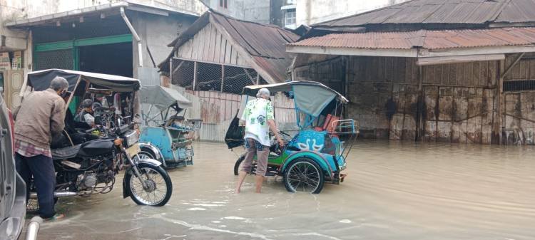 Luapan Sungai Padang Dimanfaatkan Untuk Cuci Betor