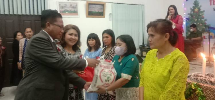 Natal Dosen dan Pegawai UMI Medan Dirangkai Pemberian Bakti Sosial