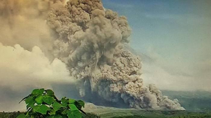 Gunung Semeru Masih Luncurkan Awan Panas, Pengungsi Mulai Sesak Napas