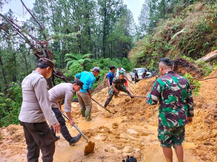 Polri, TNI dan Masyarakat Sinergi Bersihkan Material Longsor di Silaen