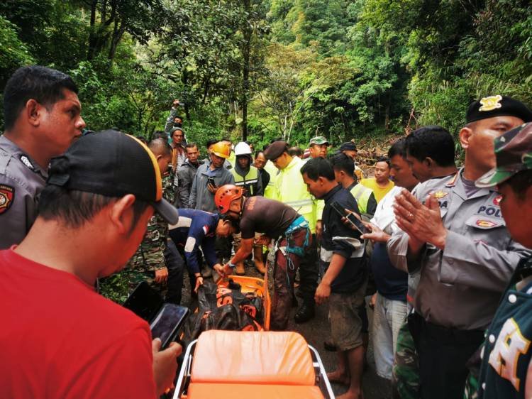 Sopir Truk CPO Tertimbun Longsor di Lau Pondom Berhasil Dievakuasi