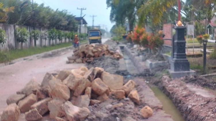 Kontrak Sudah Berakhir, Proyek Drainase di Binjai Serbangan Asahan Tetap Dikerjakan