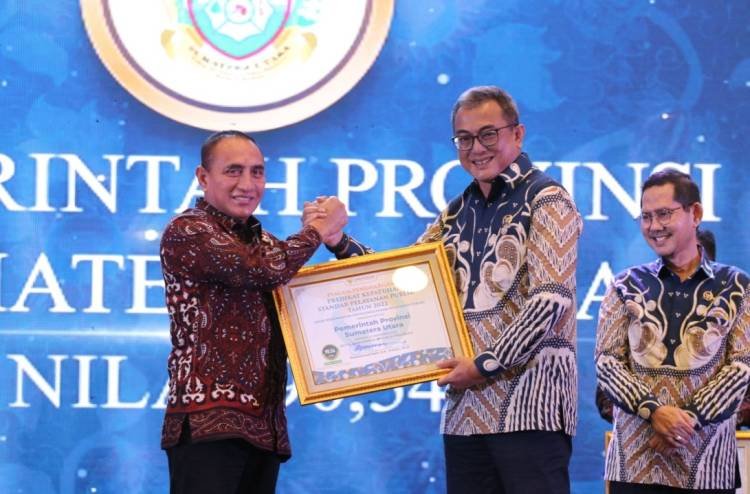 Gubernur Edy Rahmayadi Terima Penghargaan Predikat Kepatuhan Standar Pelayanan Publik dari Ombudsman RI