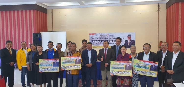 Anggota DPR RI Lamhot Sinaga Bantu 19 Gereja yang Terdampak Gempa di Tapanuli