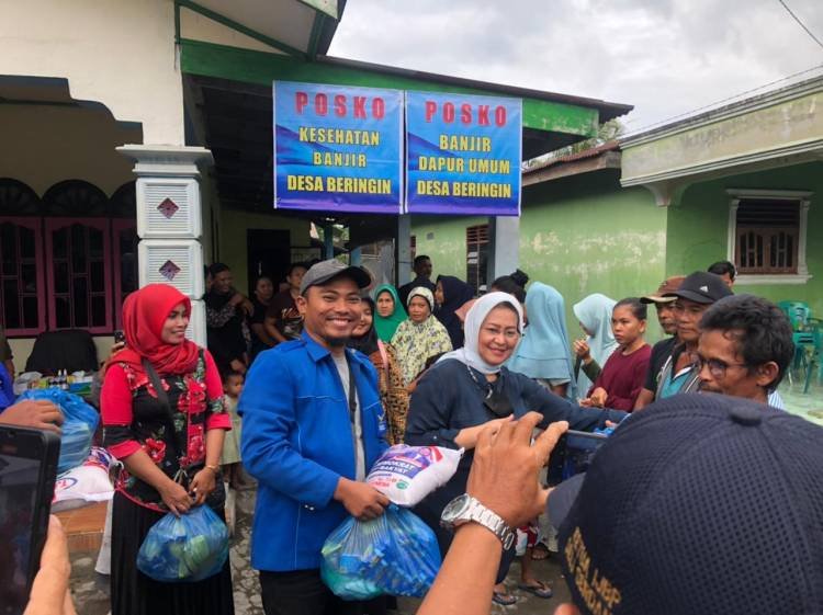 Ketua DPC Demokrat Deliserdang Bagi Sembako kepada Warga Korban Banjir