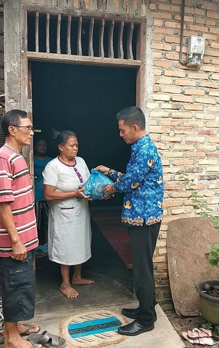 Camat Kualuh Hulu Bagikan Bantuan Sembako kepada Warga