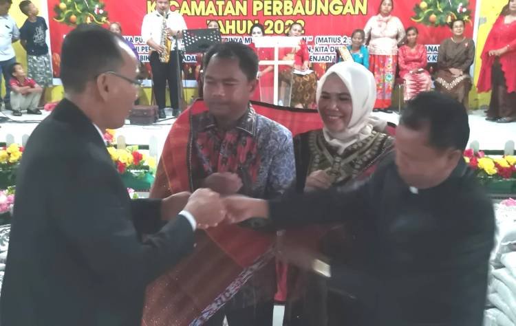 Disambut Antusias di Natal Ouikumene Perbaungan, Bupati dan Ketua TP PKK Diulosi Para Pendeta