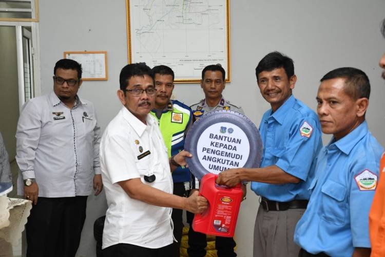 Dampak Kenaikan BBM, Pj Wali Kota Bantu Pengemudi Angkot dan Betor Tebingtinggi