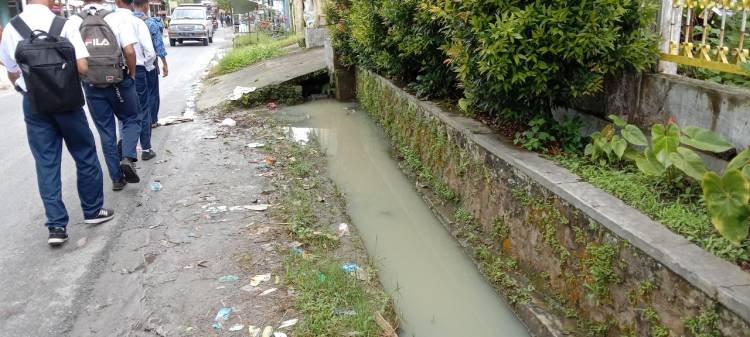 Drainase Ruas Jalan Sumber Jaya Pematangsiantar tak Berfungsi