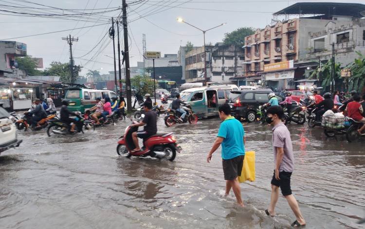 Jalan KL Yos Sudarso Medan Labuhan Sering Terendam Banjir