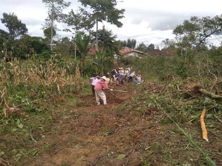 Warga Antusias Buka Jalan Baru di Huta Manik Saribu Menuju Perladangan