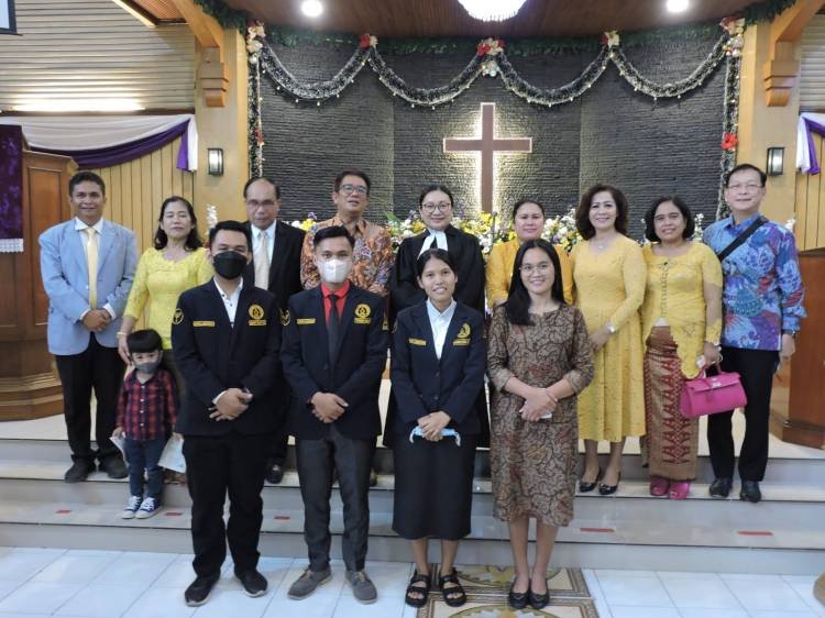 Minggu Advent II, HKBP UAS Medan Salurkan Beasiswa kepada 7 Mahasiswa STB dan STT