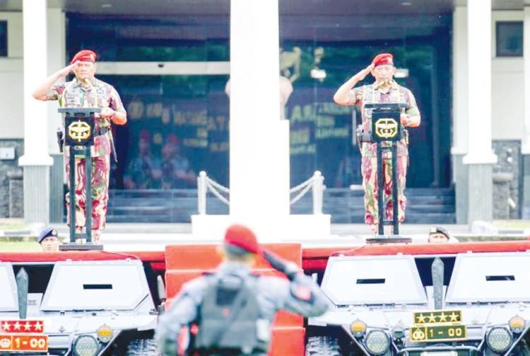 Disematkan Baret Merah Kopassus, Kapolri: Jangan Ragukan Sinergitas TNI-Polri