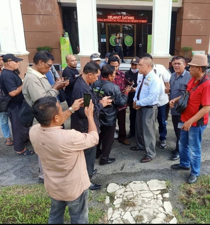 Majelis Hakim Kabulkan Gugatan, Sarwono Cs Sujud di Depan PN Stabat