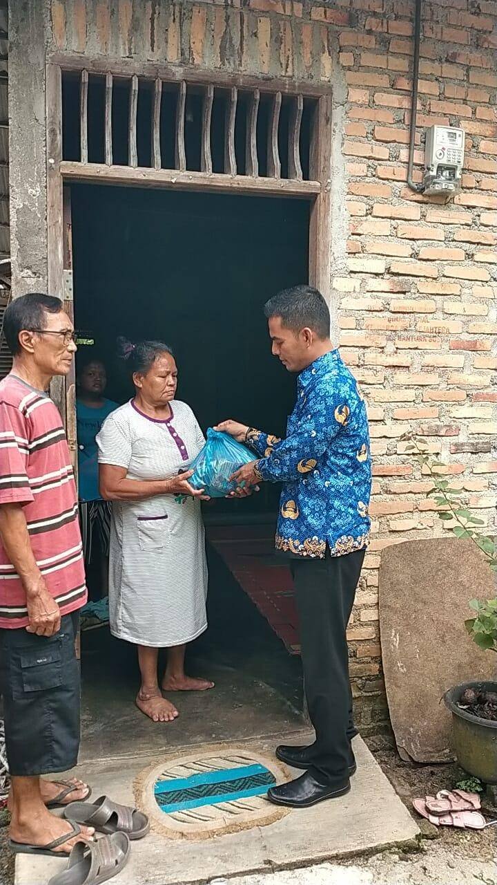Camat Kualuh Hulu Bagikan Bantuan Sembako kepada Warga