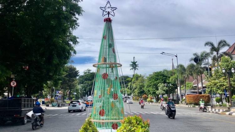 Dekorasi Natal Dipasang di Jalan-Balai Kota Solo