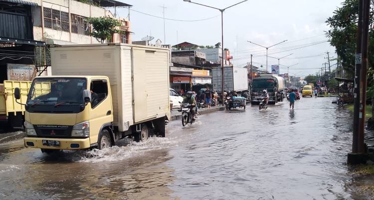 Drainase Buruk, Jalan KL Yos Sudarso Medan Labuhan Masih Terendam Banjir