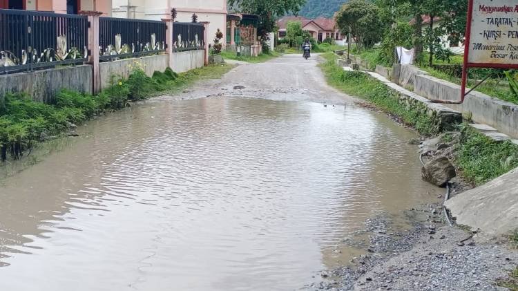Warga Berharap Ruas Jalan di Jalan IL Nomensen Desa Hapoltahan yang Rusak Diperbaiki