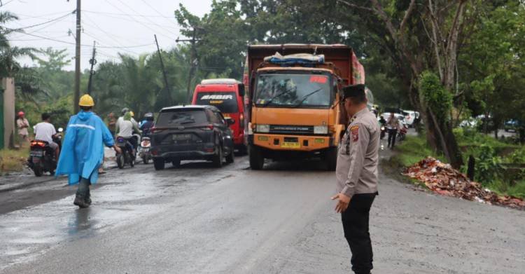 Kapolres Langkat Turun Langsung Lakukan Pengaturan Lalu Lintas