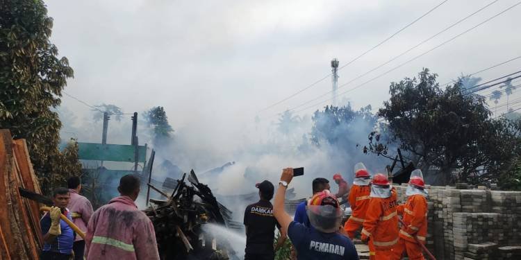 Gudang Pertukangan dan Penyimpanan Material di Pematangsiantar Ludes Terbakar