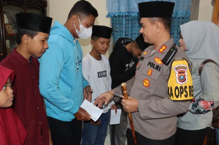 Kapolres Santuni Anak Yatim di Rumah Ketua MUI Langkat