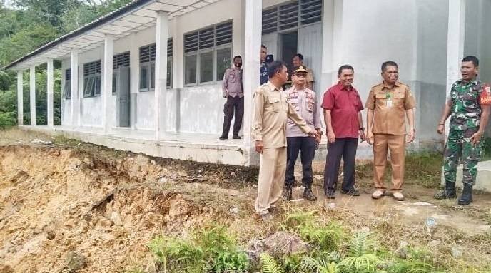 Kerugian Akibat Longsor Menimpa Bangunan RPS SMKN 1 Tapian Nauli Rp 425 Jutaan