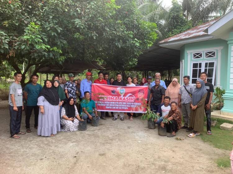 Ketua DPRD SU Salurkan 3 Ribu Bibit Durian dan Pupuk Organik ke Warga Desa Tinokkah Sergai