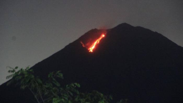 Gunung Semeru Muntahkan Lava Pijar