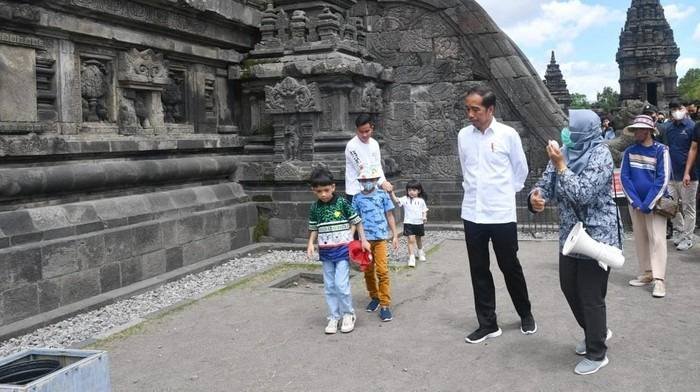 Jokowi Ajak Jan Ethes-Lembah Manah Wisata Edukasi ke Candi Prambanan