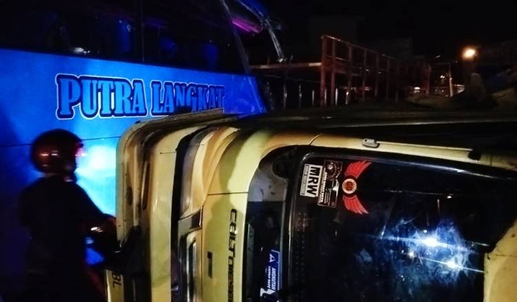 Bus Putra Langkat Tabrakan Dengan Truk, Jalinsum Bedagai Kotapinang Macet