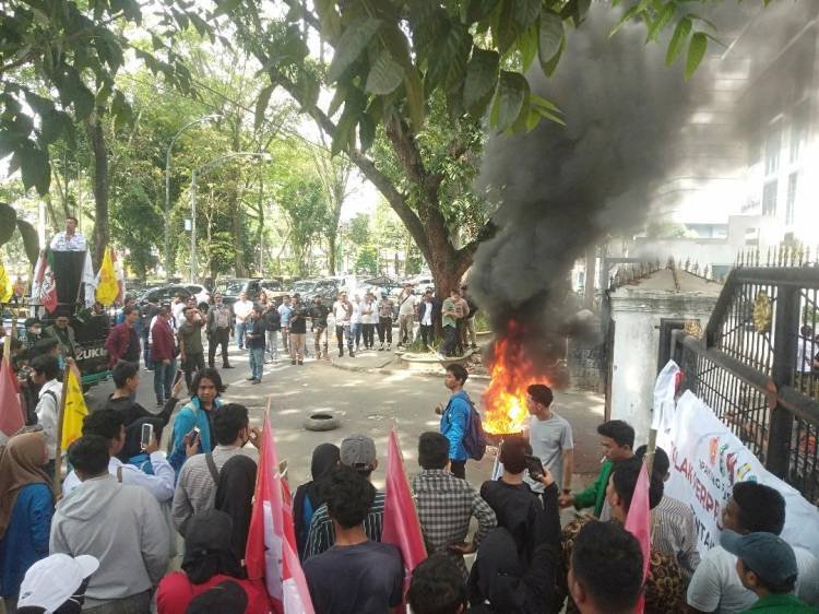 Massa Cipayung Plus Aksi Bakar Ban di Depan Gedung DPRD SU, Tolak Perpu UU Ciptaker