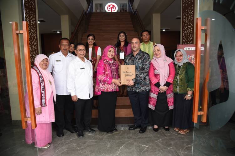 Rombongan Dubes Borong Produk UMKM di Showroom Dekranasda Sumut