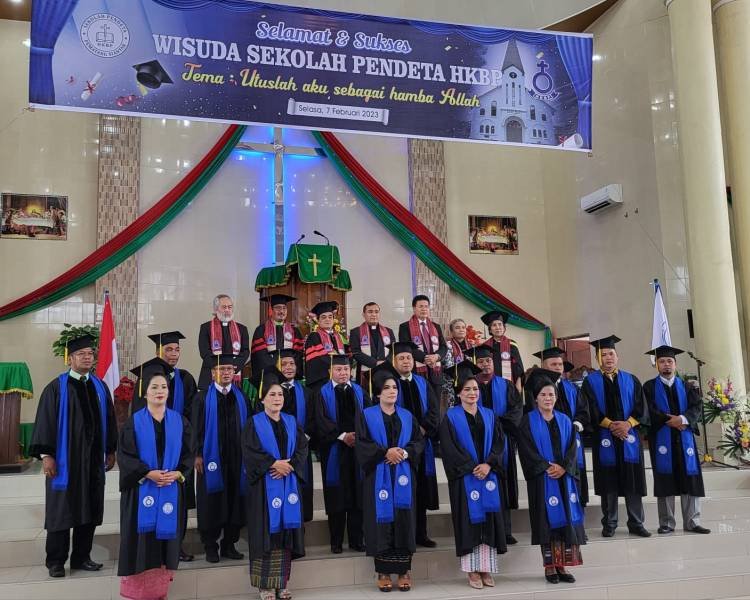 15 Mahasiswa Sekolah Pendeta HKBP Diwisuda