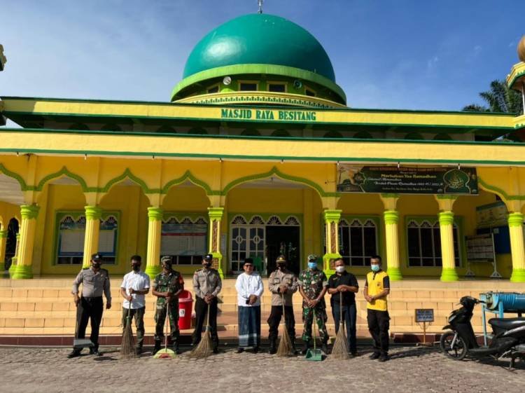 Polsek Besitang dan Koramil 14 Gotong Royong Bersihkan Masjid Raya Besitang