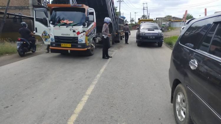 Atasi Kemacetan Akibat As Roda Truk Patah, Kasat Lantas Atur Lalu Lintas di Jalinsum