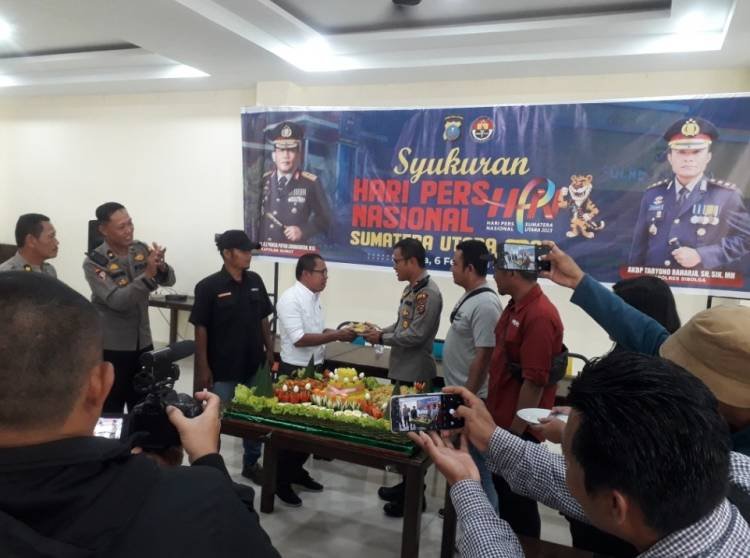 Kapolres Potong Nasi Tumpeng Syukuran HPN di Sibolga