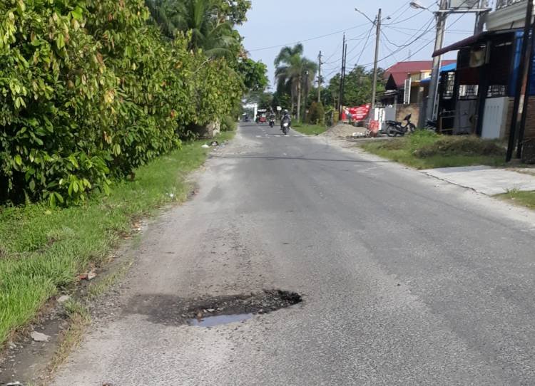 Lubang di Jalan FL Tobing Kisaran Berpotensi Penyebab Laka Lantas
