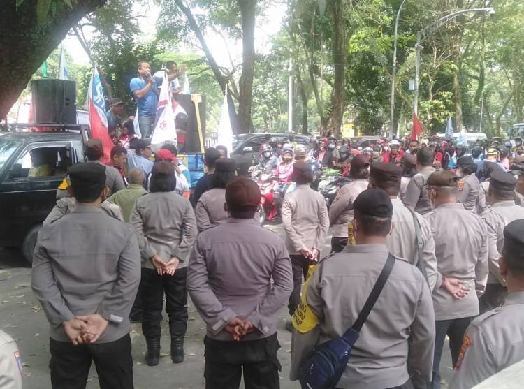 Massa Aliansi Serikat Pekerja Unjuk Rasa ke DPRD SU Tuntut Presiden Cabut Perppu Cipta Kerja