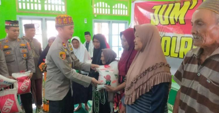 Polres Langkat Bagikan Paket Sembako kepada Lansia di Hinai