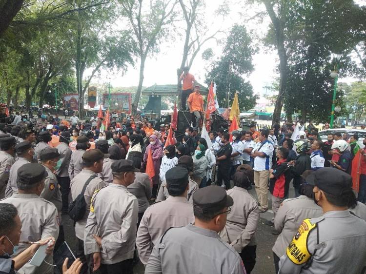 Massa Buruh Unjuk Rasa ke DPRD SU Tolak Perpu “Perbudakan” UU Cipta Kerja