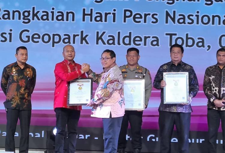 Bupati Taput Dapat Penghargaan dari SMSI