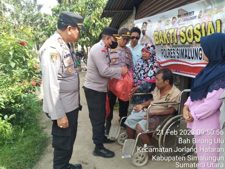 Polres Simalungun Beri Paket Sembako ke Warga yang Tinggal di Daerah Kumuh Nagori Parmonangan