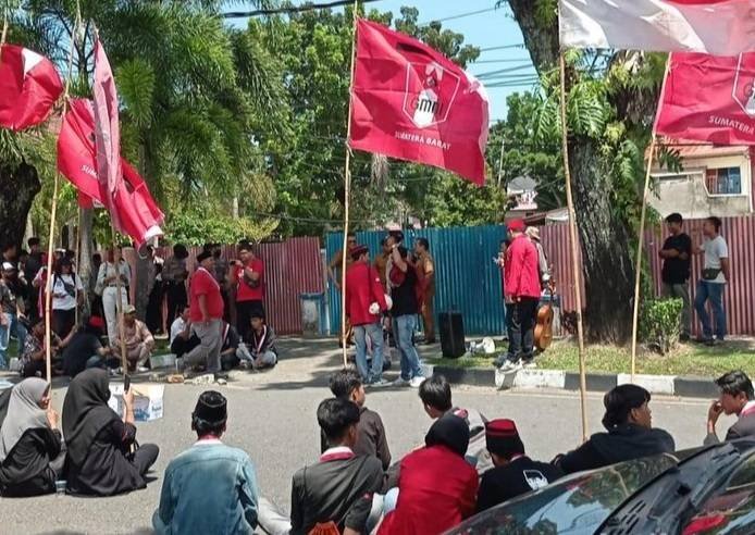 Rumah Singgah Bung Karno Dirubuhkan, Massa GMNI Demo Wali Kota Padang